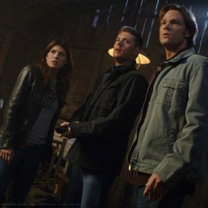 Genevieve Cortese, Jensen Ackles e Jared Padalecki nell'episodio I Know What You Did Last Summer di Supernatural