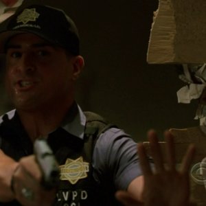 George Eads in una scena d'azione nell'episodio 'Let it Bleed' della serie tv CSI