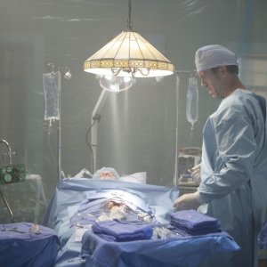 Hugh Laurie in una scena dell'episodio The Itch di Dr.House: Medical Division