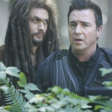 Jason Momoa insieme a Paul McGillion nell'episodio 'Identity' della quinta stagione di Stargate Atlantis