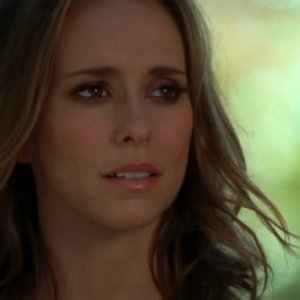 Jennifer Love Hewitt in una scena dell'episodio Bloodline, del serial Ghost Whisperer.