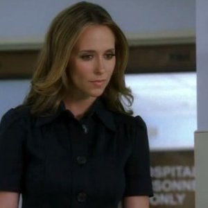 Jennifer Love Hewitt in una sequenza dell'episodio Bloodline, della serie Ghost Whisperer.