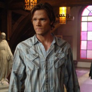 Jensen Ackles (sullo sfondo) e Jared Padalecki in una scena dell'episodio I Know What You Did Last Summer di Supernatural