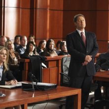 Julie Bowen e sullo sfondo James Spader con William Shatner nell'episodio 'Mad Cows' della serie tv Boston Legal