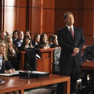 Julie Bowen e sullo sfondo James Spader con William Shatner nell'episodio 'Mad Cows' della serie tv Boston Legal