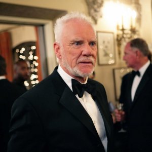 Malcolm McDowell nell'episodio Villains di Heroes