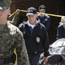 Mark Harmon insieme ad altri colleghi in una scena dell'episodio 'Collateral Damage' della serie tv NCIS