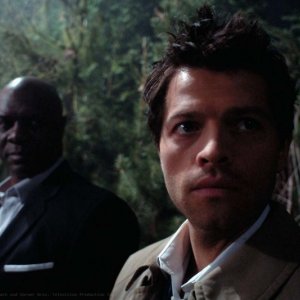 Misha Collins e Robert Wisdom in un momento dell'episodio I Know What You Did Last Summer di Supernatural