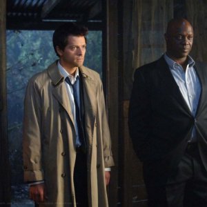 Misha Collins e Robert Wisdom in una scena dell'episodio I Know What You Did Last Summer di Supernatural