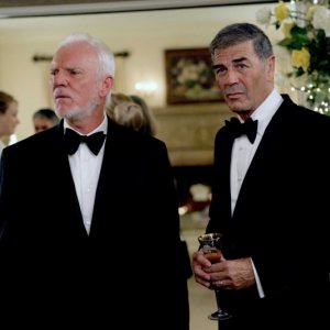 Robert Forster e Malcolm McDowell nell'episodio Villains di Heroes