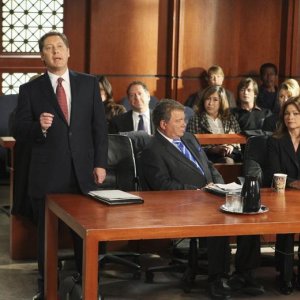 Valerie Bertinelli insieme a James Spader e William Shatner nell'episodio 'Mad Cows' della serie tv Boston Legal