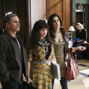 Ana Ortiz, Tony Plana e America Ferrera in un momento dell'episodio 'When Betty Met YETI' della serie tv Ugly Betty