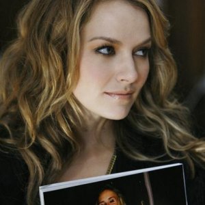 Becki Newton nell'episodio 'When Betty Met YETI' della terza stagione di Ugly Betty