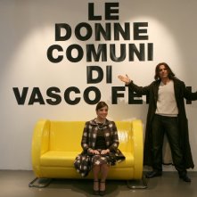 Elena Russo e Pino Quartullo in una scena della serie televisiva Amiche mie, prodotta da Mediaset