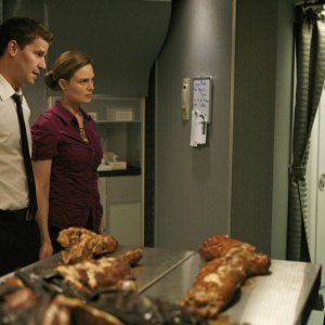 Emily Deschanel con David Boreanaz in una scena dell'episodio  'The Passenger in the Oven' della serie tv Bones