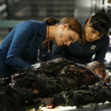 Emily Deschanel e Tamara Taylor esaminano un corpo nell'episodio 'The Con Man in the Meth Lab' della serie tv Bones