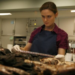Emily Deschanel in un momento dell'episodio  'The Passenger in the Oven' della serie tv Bones