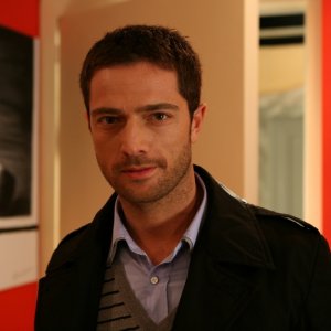 Luca Capuano in una scena della serie televisiva Amiche mie, prodotta da Mediaset