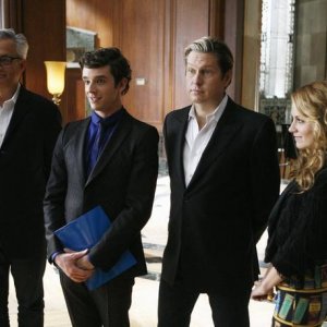 Michael Urie, Becki Newton insieme a James Mischka e Mark Badgley nell'episodio 'When Betty Met YETI' della terza stagione di Ugly Betty