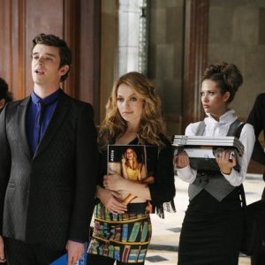 Michael Urie, Becki Newton insieme ad altri colleghi nell'episodio 'When Betty Met YETI' della terza stagione di Ugly Betty