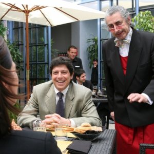 Michele La Ginestra e Daniele Formica in una scena della serie televisiva Amiche mie