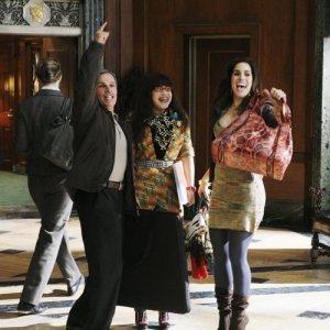 Tony Plana, America Ferrera con Ana Ortiz in una scena dell'episodio 'When Betty Met YETI' della serie tv Ugly Betty