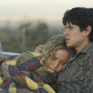 Jennifer Lawrence e Diego J. Torres in una scena del film drammatico The Burning Plain
