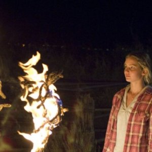 Jennifer Lawrence e Diego J. Torres in una scena del film drammatico The Burning Plain, diretto da Guillermo Arriaga