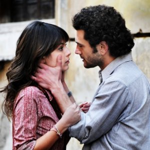 Alessandra Mastronardi e Vinicio Marchioni in una scena dell'undicesimo episodio di Romanzo Criminale - La serie
