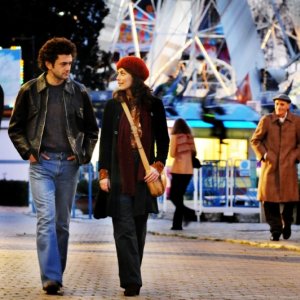 Alessandra Mastronardi e Vinicio Marchioni in una scena nel quarto episodio di Romanzo Criminale - La serie