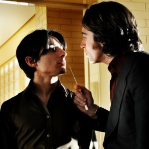 Alessandro Roja e Fausto Paravidino in una scena dell'undicesimo episodio di Romanzo Criminale - La serie
