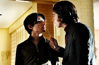 Alessandro Roja e Fausto Paravidino in una scena dell'undicesimo episodio di Romanzo Criminale - La serie