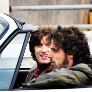 Alessandro Roja e Francesco Montanari in una scena di gruppo del secondo episodio di Romanzo Criminale - La serie