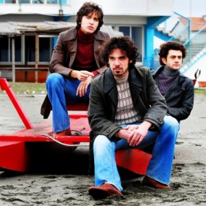 Alessandro Roja, Francesco Montanari e Vinicio Marchioni in una scena di gruppo del secondo episodio di Romanzo Criminale - La serie