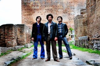 Alessandro Roja, Francesco Montanari e Vinicio Marchioni nel quarto episodio di Romanzo Criminale - La serie