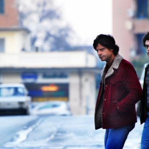 Andrea Sartoretti e Vinicio Marchioni in una scena di gruppo del secondo episodio di Romanzo Criminale - La serie