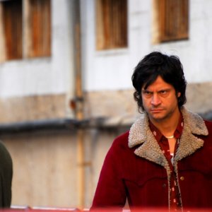 Andrea Sartoretti in una scena di gruppo del secondo episodio di Romanzo Criminale - La serie