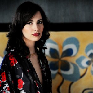 Daniela Virgilio in una scena di gruppo del secondo episodio di Romanzo Criminale - La serie