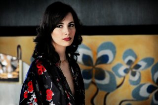 Daniela Virgilio in una scena di gruppo del secondo episodio di Romanzo Criminale - La serie
