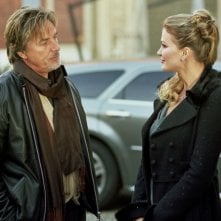 Don Johnson ed Eva Henger in una scena della commedia Torno a vivere da solo