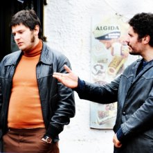 Edoardo Pesce e Lorenzo Renzi  in una scena del terzo episodio di Romanzo Criminale - La serie