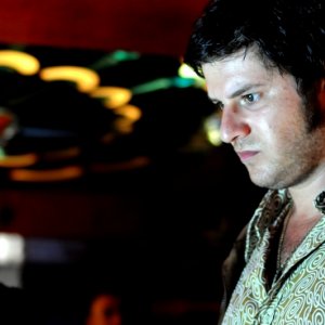 Edoardo Pesce in momento dell'ottavo episodio di Romanzo Criminale - La serie