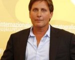 Emilio Estevez in Due uomini e mezzo