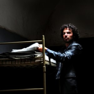 Francesco Montanari in una scena del sesto episodio di Romanzo Criminale - La serie