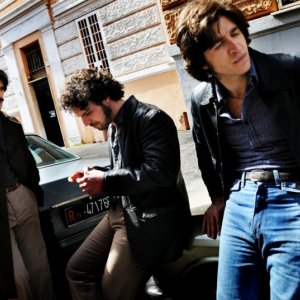 Marco Bocci, Francesco Montanari ed Alessandro Roja nel terzo episodio di Romanzo Criminale - La serie