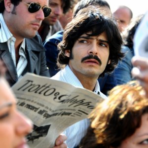Marco Bocci in una scena di gruppo del terzo episodio di Romanzo Criminale - La serie