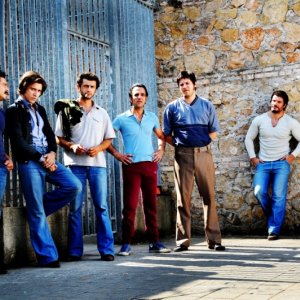 Una scena di gruppo del sesto episodio di Romanzo Criminale - La serie