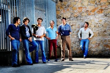 Una scena di gruppo del sesto episodio di Romanzo Criminale - La serie