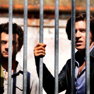 Vinicio Marchioni ed Alessandro Roja in un momento del sesto episodio di Romanzo Criminale - La serie