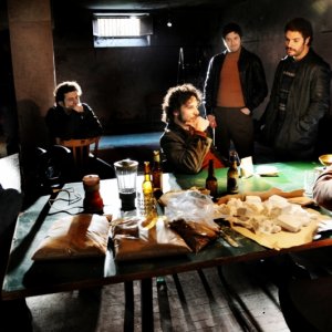 Vinicio Marchioni, Edoardo Pesce, Francesco Montanari e Mauro Meconi in una scena del terzo episodio di Romanzo Criminale - La serie